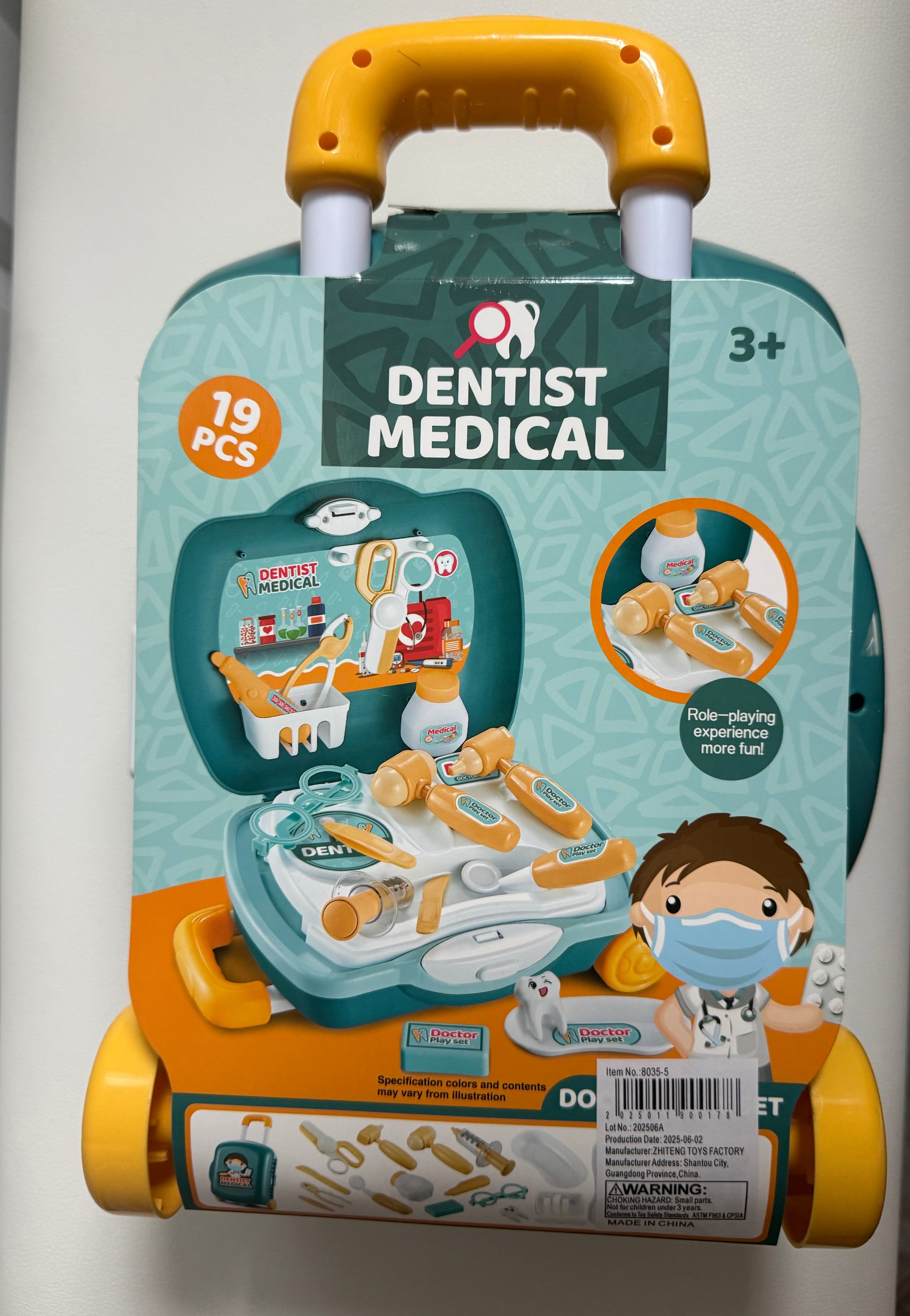 Doctor Dentist Medical Luggage Playset (19 pieces)
