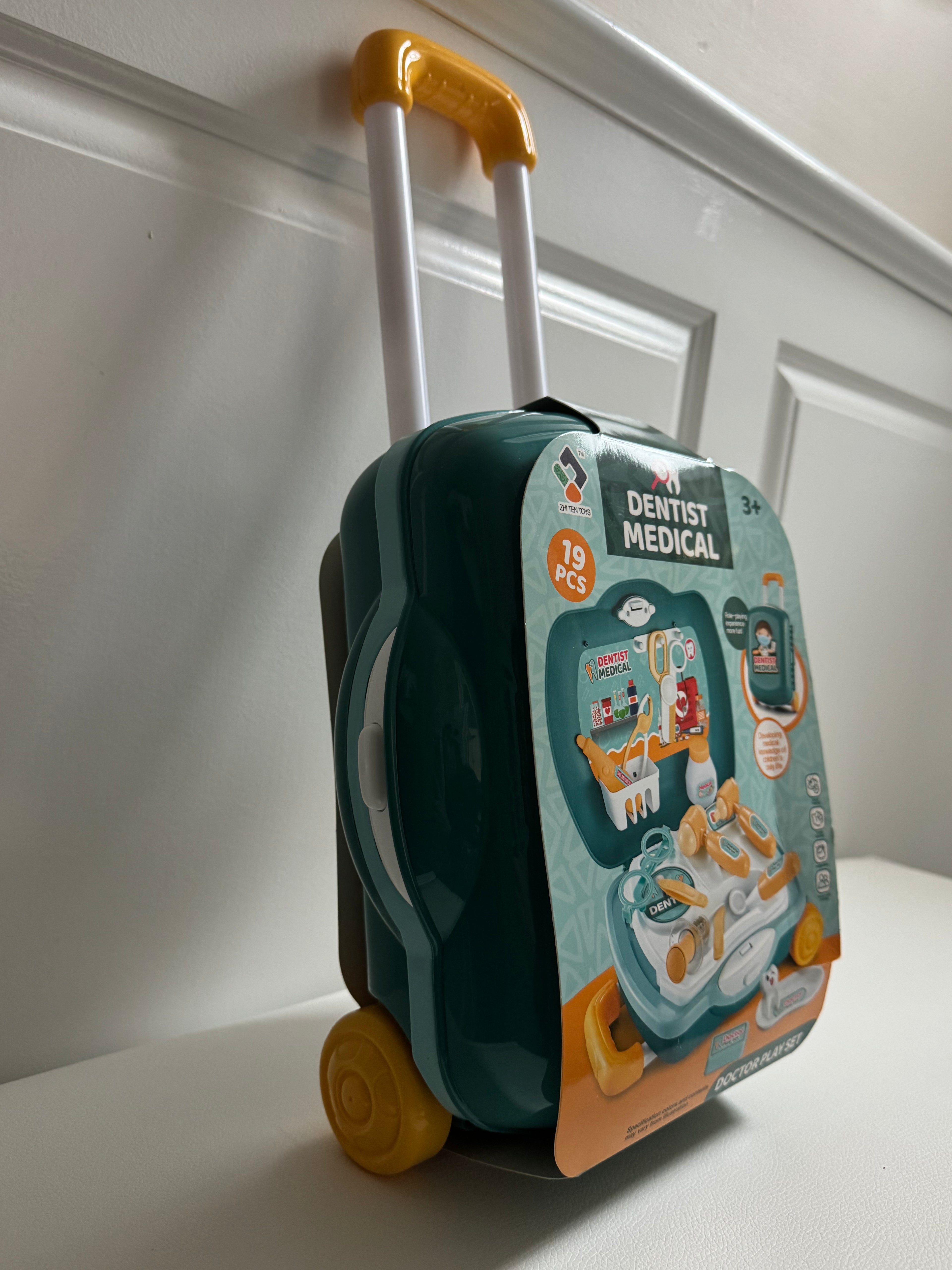 Doctor Dentist Medical Luggage Playset (19 pieces)